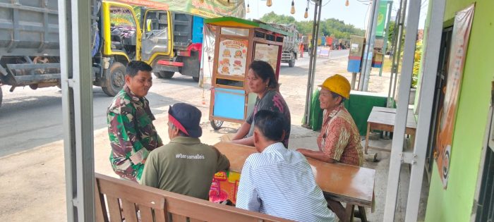 Himbau Jaga Kondusifitas Menjelang Pilwu Serentak, Serka Casmana Komsos Dengan Masyarakat