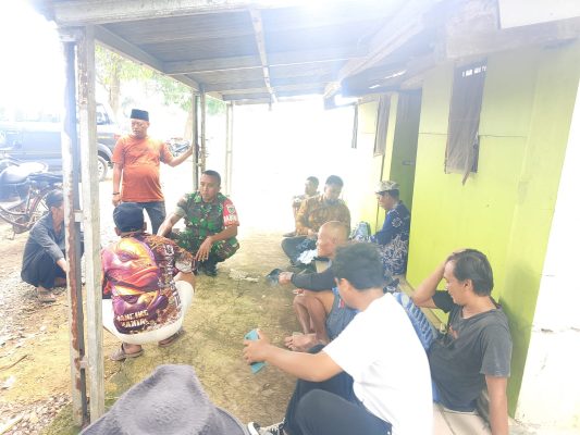 Tingkatkan Sinergitas TNI, Babinsa Koramil 1603 Lohbener Komsos Dengan Masyarakat Desa Bojongslawi,