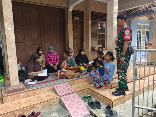 Serka Budiarto Anggota Koramil 1604 Jatibarang Komsos Bersama Ibu - ibu Posyandu Desa Pawidean