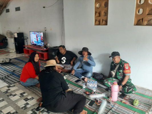 Sertu Rosid Anggota Koramil 1604/Jatibarang Himbau Warga Jaga Kondusifitas Pada Pilwu Tahun 2025