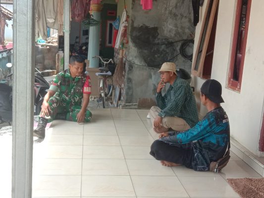 Koptu Reo Babinsa Koramil 1602 Sindang Laksanakan Kegiatan Komsos Bersama Warga Desa Wanantara