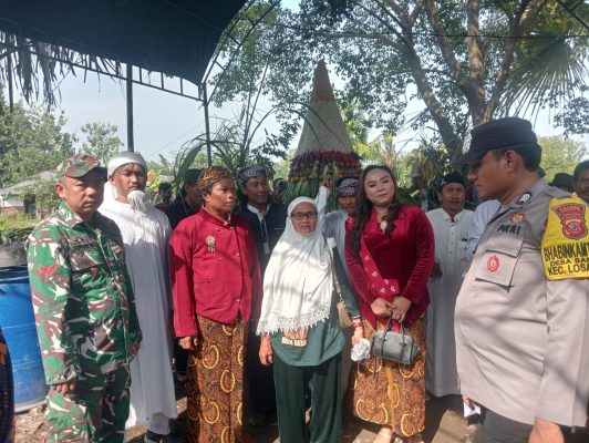 Koramil 1611 Losarang Laksanakan Pengamanan Arak-Arakan Adat Sedekah Bumi Buyut “Tuan Segara” Desa Santing