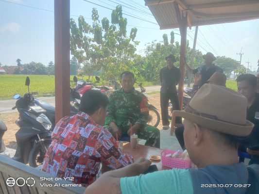 Tingkatkan Kepercayaan Masyarakat Pada TNI, Anggota Koramil 1605/Sukagumiwang Laksanakan Komsos