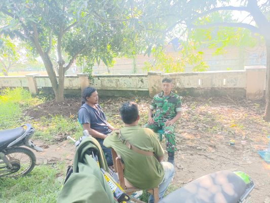 Serka Budiarto Anggota Koramil 1604/Laksanakan Komsos Jatibarang Bersama Masyarakat Desa Kebulen