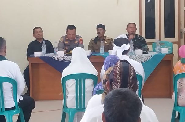 Danramil 1602 Sindang Kapten Inf Arifin Bersama Anggota Laksanakan Pengamanan Rapat Pleno Terbuka Pengundian Nomor Urut Calon Kuwu