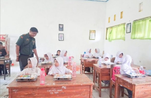 Pelda H.Agus Anggota Koramil 1602 Sindang Monitoring Pendistribusian Makanan Bergizi Gratis