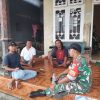 Sertu Rosid Anggota Koramil 1604/Jatibarang Laksanakan Komsos Bersama Masyarakat Desa Jatisawit Lor
