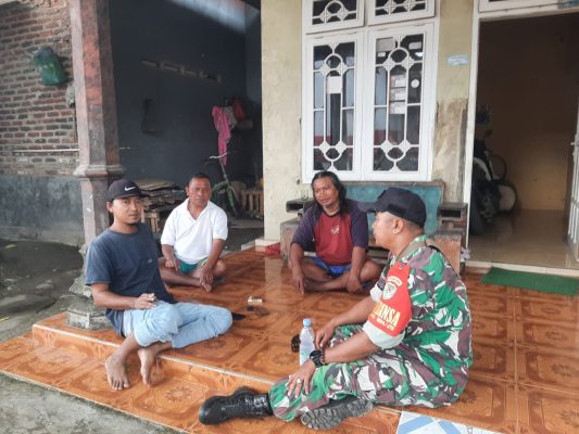 Sertu Rosid Anggota Koramil 1604/Jatibarang Laksanakan Komsos Bersama Masyarakat Desa Jatisawit Lor