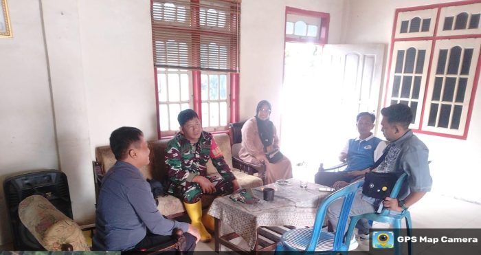 Pelda Rasmani Anggota Koramil 1611/Losarang Laksanakan Komsos Bersama Masyarakat Desa Puntang