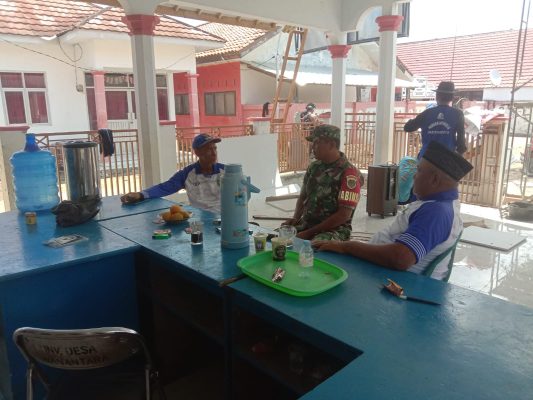 Babinsa Koramil 1602 Sindang Laksanakan Komsos Bersama Aparatur Desa Wanantara Kecamatan Sindang