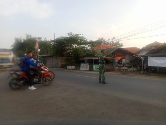 Peduli Keselamatan, Koramil 1609 Juntinyuat Bantu Warga Masyarakat Dan Anak Sekolah Menyebrang Jalan Raya