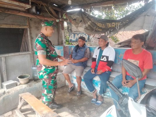 Serda Soleh Anggota Koramil 1605/Sukagumiwang Laksanakan Komsos di Bersama Masyarakat Desa Tulungagung