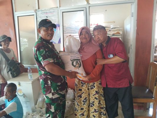 Pastikan Tepat Sasaran, Babinsa Koramil 1603 Lohbener Serka Casmana Laksanakan Monitoring Penyaluran Bantuan Beras