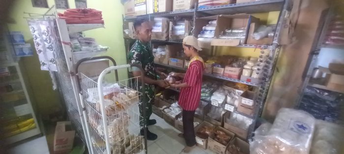 Menjelang Nataru, Babinsa Koramil 1603 Lohbener Laksanakan Pemantauan Harga Sembako Di Wilayah Binaan