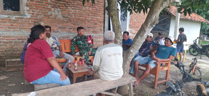 Babinsa Koramil 1601 Indramayu Laksanakan Komsos Di wilayah Binaan Desa Sudimampir
