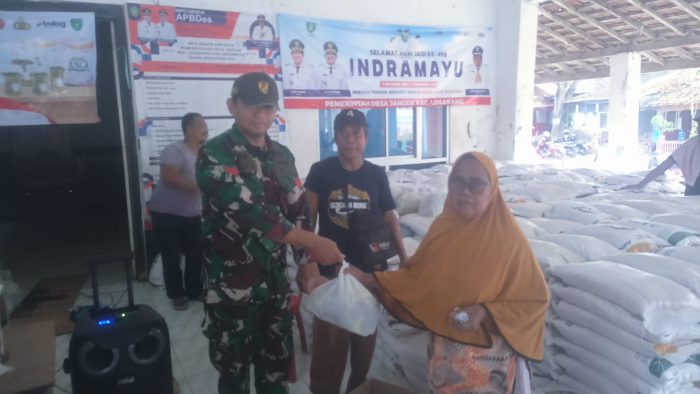 Koramil 1611 Losarang Laksanakan Pendistribusian Bantuan Pangan Alokasi Oktober Dan November Desa Jangga