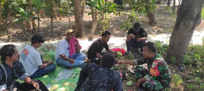 Tingkatkan Silaturahmi Dengan Masyarakat, Babinsa Koramil 1605/Sukagumiwang Laksanakan Komsos