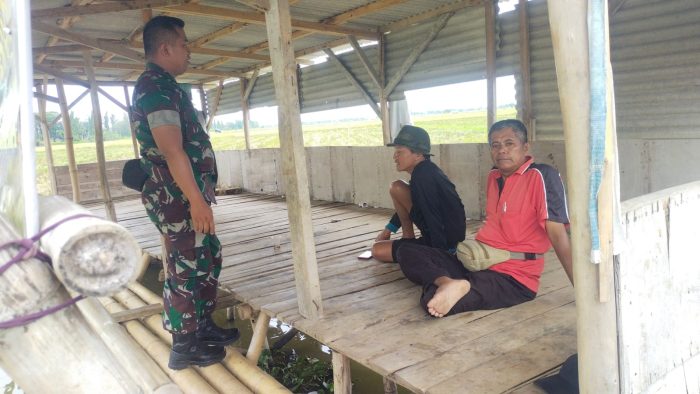 Ajang Silaturrahmi, Anggota Koramil 1601/Indramayu Laksanakan Komsos Di Wilayah Binaan Desa Balongan