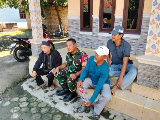 Babinsa Koramil 1603 Lohbener Laksanakan Komsos Dengan Masyarakat Desa Linggajati Arahan