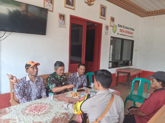 Babinsa Koramil 1608 Karangampel Laksanakan Komsos Bersama Warga Desa Sendang Kecamatan Karangampel
