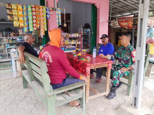 Babinsa Koramil 1611 Losarang Laksanakan Komsos Bersama Masyarakat Desa Pegagan