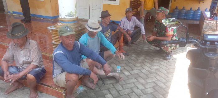 Babinsa Koramil 1603 Lohbener Laksanakan Komsos Bersama Warga Masyarakat Desa Lanjan