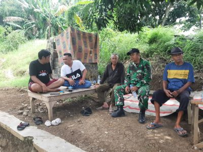 Sertu Rosid Anggota Koramil 1604/Jatibarang Laksanakan Komsos Bersama Masyarakat Desa Krasak