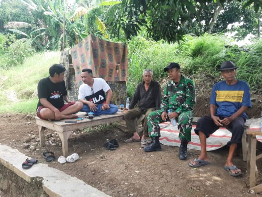 Sertu Rosid Anggota Koramil 1604/Jatibarang Laksanakan Komsos Bersama Masyarakat Desa Krasak