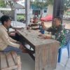 Peltu Jarodin Anggota Koramil 1604/Jatibarang Laksanakan Komsos Bersama Masyarakat Desa Bulak Lor