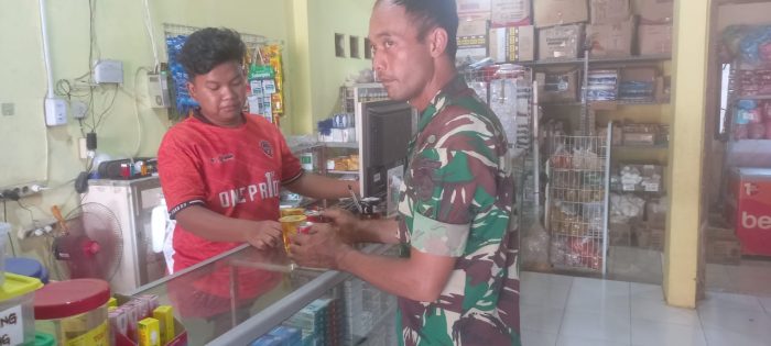 Cegah Lonjakan Harga Jelang Nataru, Babinsa Koramil 1603 Lohbener Laksanakan Monitoring