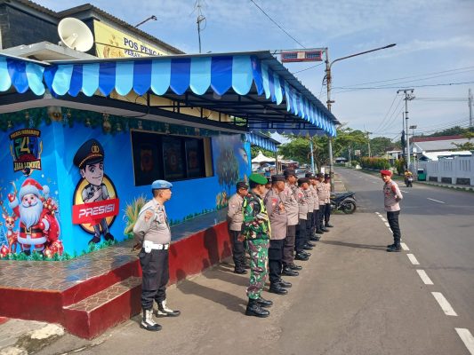 Koramil 1601 Indramayu Melaksanakan Pengamanan, Sambut Tahun 2026 Di Pos 0 Kilometer Indramayu