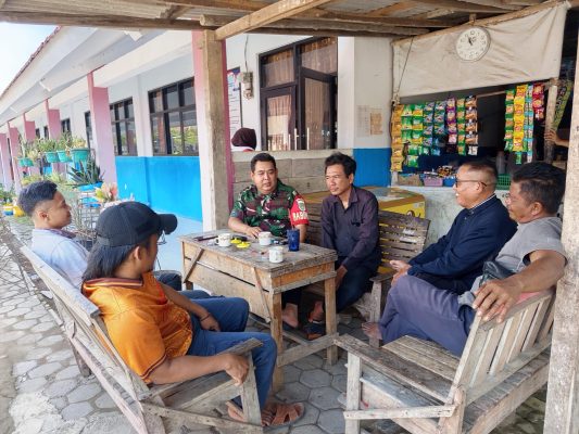 Koramil 1602 Sindang Komsos Bersama Lurah, Guru dan Masyarakat Desa Panyingkiran Lor