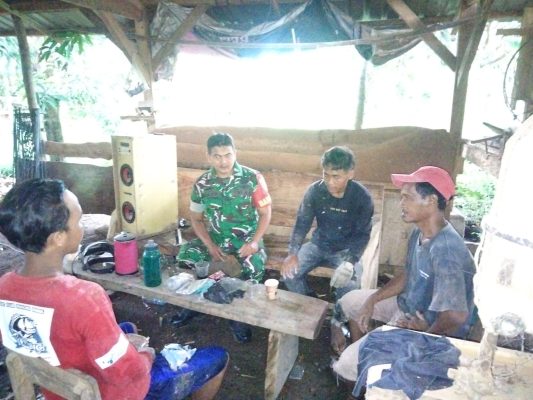 Serda Soleh Anggota Koramil 1605/Sukagumiwang Laksanakan Komsos Bersama Masyarakat Desa Gedangan