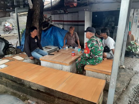 Sertu Rosid Anggota Koramil 1604/Jatibarang Laksanakan Komsos Bersama Masyarakat Desa Krasak