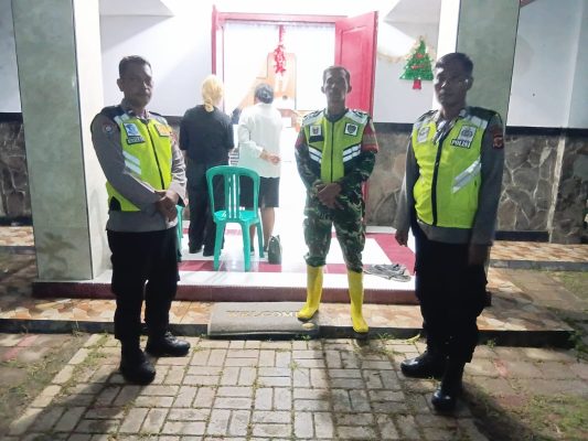 Personil Koramil 1609 Juntinyuat Melaksanakan Pengamanan Ibadah Perayaan Tutup Tahun 2025-2026