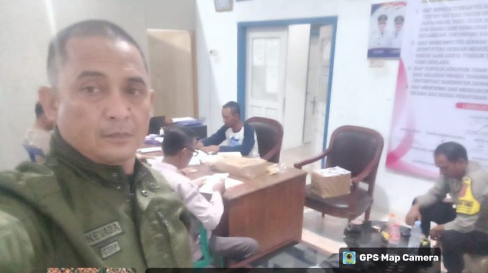 Pastikan Logistik Pilwu Berjalan Lancar, Koramil 1609 Juntinyuat Monitoring Pelipatan Surat Suara Desa Limbangan