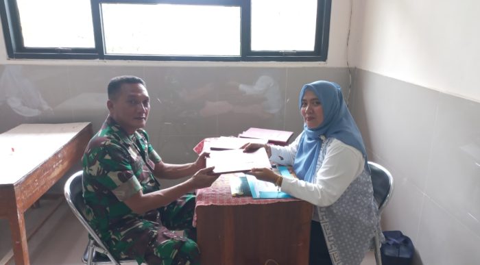 Tingkatkan Motivasi Belajar Anak, Anggota Koramil Lakukan Gerakan Ayah Mengambil Rapor Anak Ke Sekolah.