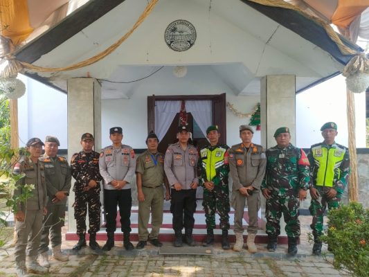 Pastikan Perayaan Natal Kondusif, Koramil 1609 Juntinyuat Laksanakan Pengamanan Hari Kebaktian