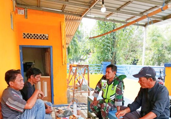 Babinsa Koramil 1602 Sindang Komsos Bersama Penjaga Bendungan Karet Desa Brondong