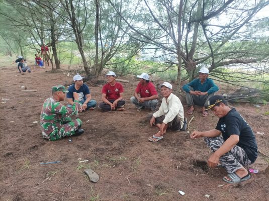 Bersama TNI Jaga Kamtibmas, Babinsa Koramil 1602 Sindang Komsos Bersama Dengan Lurah Dan Ketua RT