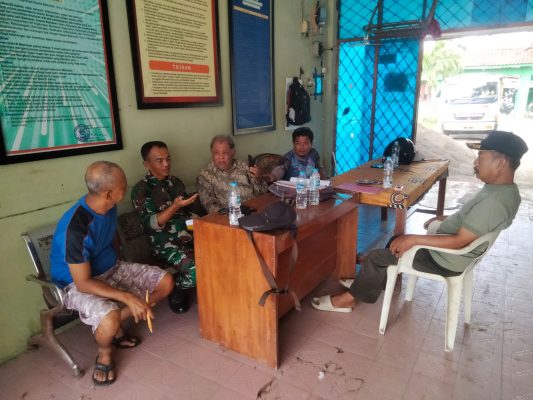Sertu Edy Anggota Koramil 1604/Jatibarang Laksanakan Komsos Bersama Tokoh Masyarakat