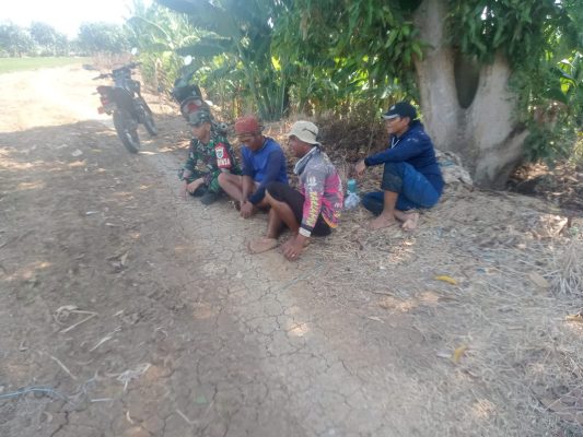 Bukti Nyata TNI Dekat Dengan Rakyat, Babinsa Komsos Bersama Petani Garam Desa Cemara Kulon