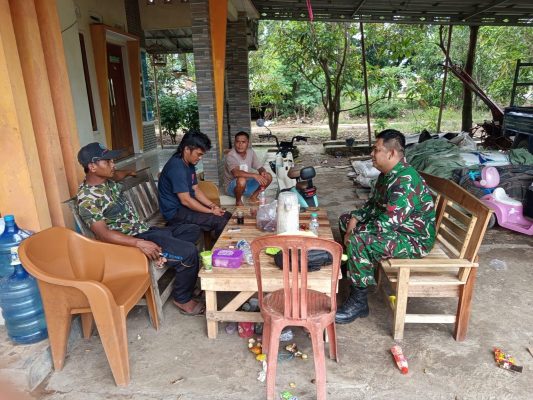 Himbau Masyarakat Lapor Cepat Babinsa, Anggota Koramil 1602 Sindang Komsos Bersama Lurah Dan Masyarakat Panyingkiran Lor