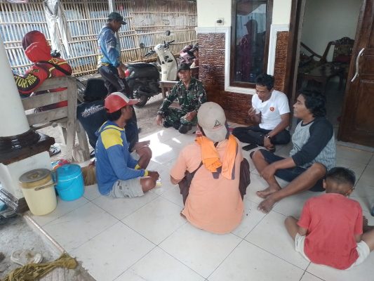 Pastikan Wilayah Binaannya Kondusif, Babinsa Koramil 1611 Losarang Secara Rutin Lakukan Komsos