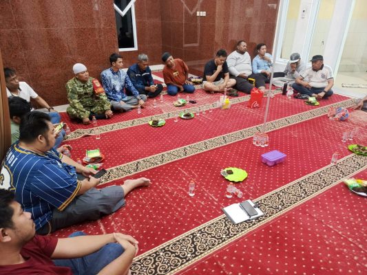 Anggota Koramil 1601/Indramayu Komsos Dengan Masyarakat Di Wilayah Binaan Kelurahan Margadadi
