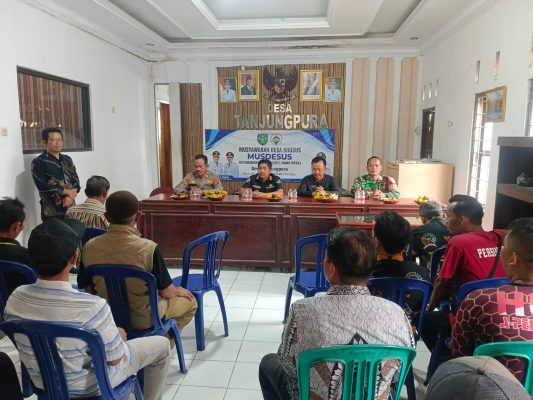 Koramil 1608 Karangampel Menghadiri Musdesus Tentang Pembongkaran Bangunan KUD Di Jadikan Bangunan KDMKP