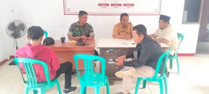 Babinsa Koramil 1603 Lohbener Komsos Dengan Perangkat Desa Sindangkerta Lohbener