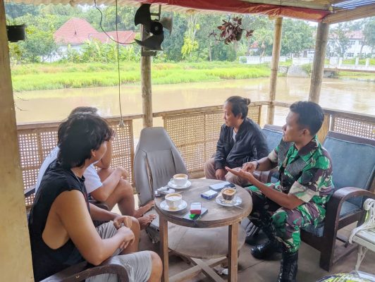 Tingkatkan Kepercayaan Masyarakat Terhadap TNI, Babinsa Koramil 1605 Sukagumiwang Komsos Dengan Masyarakat Desa Tegal Wirangrong