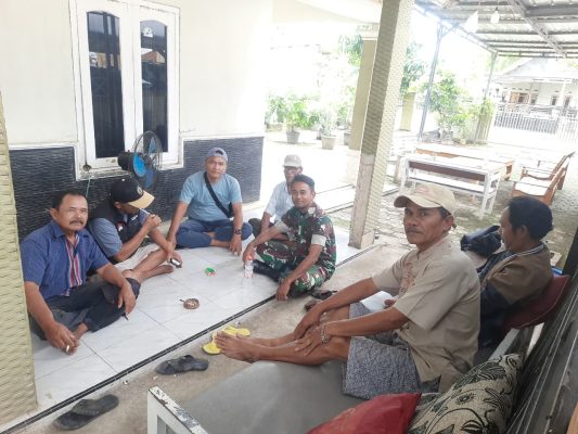 Tingkatkan Kerjasama TNI Dengan Masyarakat, Babinsa Koramil 1602 Sindang Komsos Dengan Warga Binaan Desa Cemara