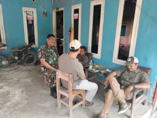 Sertu Suwarta Anggota Koramil 1605/Sukagumiwang Melaksanakan Kegiatan Komsos Bersama Masyarakat Desa Tenajar Lor